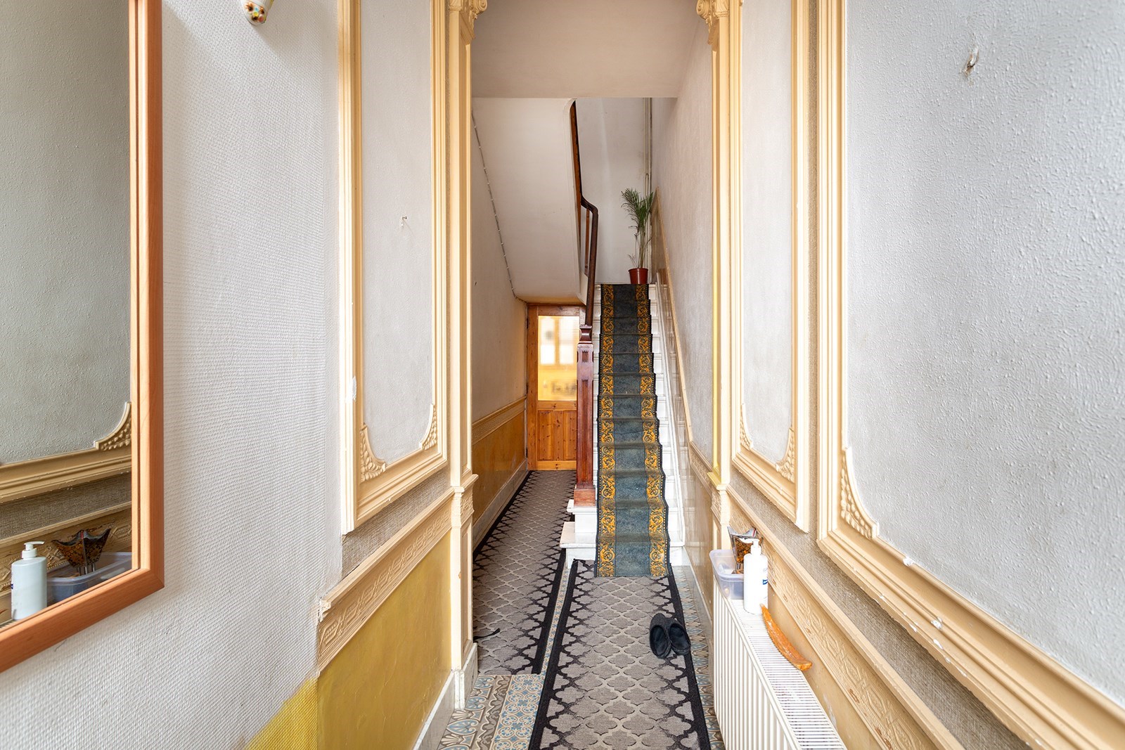 Op te frissen ruime woning met 7 slpk,3 badkamers,terras en garage - foto 2