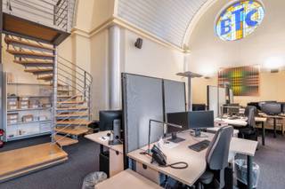 Op een toplocatie in het centrum van Oostende, op korte afstand van het station Oostende en stadhuis, bevindt zich dit bijzondere eigendom. Het pand maakt deel uit van een voormalige kerk die rond het jaar 2000 een nieuwe bestemming kreeg als stijlvolle kantoorruimte met een privatief woongedeelte.<br /><br />Indeling:<br /><br />Via een eigen inkomhal op het gelijkvloers bereikt u, zowel met de trap als met de privatieve lift, de eerste verdieping. Hier opent zich een indrukwekkende kantoorruimte waar het royale volume, de hoge plafonds en de opvallende staalconstructies onmiddellijk de aandacht trekken.<br />De mezzanine vormt een mppo geheel met de onderliggende kantoorruimte en werd praktisch ingericht met een woonkamer, keuken, slaapkamer, badkamer met douche en een aparte wasruimte.<br /><br />Hierdoor biedt het pand de ideale combinatie van comfortabel wonen en professioneel werken onder één dak.