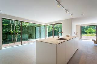 Deze villa in hedendaagse, tijdloze architectuur bevindt zich op een uiterst rustige, groene locatie in Schilde.Het bruisende dorp met tal van...