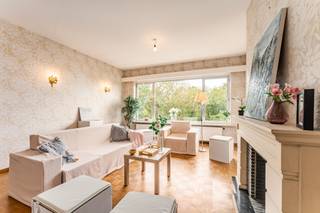 <p><strong>Te koop: ruim appartement met 2 slaapkamers in het centrum van Deerlijk.</strong><br /> </p>
<p>Ontdek dit charmante appartement in Residentie Narcis, gelegen in een rustige omgeving op een steenworp van het centrum van Deerlijk.<br />Dankzij de gunstige ligging bevinden winkels, openbaar vervoer en andere dagelijkse voorzieningen zich vlakbij. Bovendien geniet je van een vlotte bereikbaarheid dankzij de nabijgelegen invalswegen.</p>
<p>Een extra troef? Bij het appartement hoort de mogelijkheid om een garage aan te kopen voor € 20.000.<br />Een ideale opportuniteit voor wie comfortabel en rustig wil wonen, met alle voorzieningen binnen handbereik!</p>
<p><br /><u><strong>Indeling:</strong></u><br />Inkomhal met ingebouwde kasten als vestiaire en gastentoilet, ruime en lichtrijke leefruimte, keuken met berging en toegang tot het terras, 2 volwaardige slaapkamers.<br />Bij het appartement hoort ook een kelderberging.<br /><em>Garage kan bijgekocht worden ter waarde van 20.000 euro.</em><br /><br /><u><strong>Troeven:</strong></u></p>
<ul><li>Geen renovatieverplichting - EPC C</li><li>Mogelijkheid om garage bij te kopen</li><li>Lichtrijke leefruimte met haard als centerpiece</li><li>Vlakbij het centrum van Deerlijk - winkels, apotheek, bakker ...</li><li>Gelegen in een rustige omgeving</li></ul>
<br /><strong>Interesse in dit appartement? Neem zeker contact op met Indra voor meer informatie of een bezoek - 0473/61.10.10.</strong>