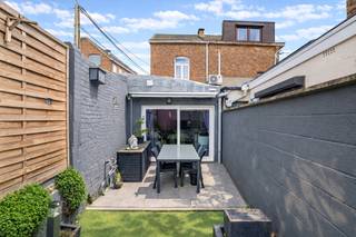 <p>***A VENDRE*** - Charmante maison 2 façades rénovée en 2012 et idéalement située à Enghien, proche des écoles, commerces et transports en communs.<br /><br />Au rez-de-chaussée la maison se compose d’un spacieux séjour et salon de 32m², parfait pour accueillir famille et amis, ainsi que d’une cuisine de 12m² entièrement équipée de la marque Smeg. À l’extérieur, vous profiterez d’un agréable jardin et d’une terrasse idéalement orientés sud-ouest, parfaits pour les moments de détente ensoleillés<br /><br />À l’étage, vous trouverez une première chambre de plus de 13m² ainsi qu’une salle de bain entièrement fonctionnelle et un WC séparé.<br />De plus, un grenier de 32 m², aménagé en deuxième grande chambre, offre un beau potentiel d’aménagement pour la création d’une troisième chambre, d’un bureau ou d’un espace polyvalent selon vos besoins.<br /><br />La maison dispose également d'une cave, pour plus de rangements.<br /><br />Atouts : châssis en PVC double vitrage, chaudière au gaz à condensation et PEB C (n°20260211006272).<br /><br />Pour tout complément d'information et pour planifier une visite, contactez-nous dès maintenant au 02 770 31 33 ou au 0472 86 31 60 (Marie) et par mail à marie.g@weinvest.be</p>