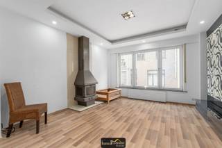 <p><span> </span></p><p><span>Op enkele stappen van zee en haven: ruime duplex met potentieel</span></p><p><span>Deze lichtrijke duplex bevindt zich op wandelafstand van de zee en de haven en biedt alle comfort voor vaste bewoning of een geslaagde vakantie met twee gezinnen.</span></p><p><span>De woning beschikt over een aparte inkomhal, een gezellige leefruimte met houtkachel, een volledig geïnstalleerde keuken, twee volwaardige slaapkamers en twee badkamers. Dankzij de slimme indeling is er voldoende ruimte voor een gezin of twee families die samen willen genieten van de kust.</span></p><p><span>Troeven:</span></p><ul><li><span>Toplocatie nabij zee en haven   </span></li><li><span>Gelijkvloers duplex app met aparte inkom</span></li><li><span>Gezellige leefruimte met houtkachel </span></li><li><span>Volledig uitgeruste keuken      </span></li><li><span>2 badkamers en 2 slaapkamers </span></li><li><span>Veel potentieel als investering of tweede verblijf</span></li></ul><p><span>Mis deze kans niet en ontdek zelf de mogelijkheden van dit veelzijdige pand!</span></p><p><span>Bel 050/41.55.50</span></p><p><span> </span></p>