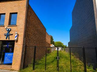 <p><span>Bouwgrond voor handelshuis met woonst in het centrum van St.-Antonius</span></p><p><span>Deze centraal gelegen bouwgrond heeft een perceelbreedte van circa 6 meter en een diepte van ongeveer 50 meter.</span></p><p><span>Volgens de geldende stedenbouwkundige voorschriften kan hier een handelshuis met bovenliggende woonst worden gerealiseerd. Hierdoor is dit perceel bijzonder interessant voor zelfstandigen, vrije beroepen of ondernemers die wonen en werken willen combineren op één locatie.</span></p><p><span>Dankzij de commerciële ligging geniet het perceel van een uitstekende zichtbaarheid en een vlotte bereikbaarheid.</span></p><p><span>Wenst u meer informatie over de bouwmogelijkheden, de stedenbouwkundige voorschriften of de financiële haalbaarheid van uw project? Neem gerust contact op. Wij bezorgen u graag alle beschikbare informatie en bespreken samen de mogelijkheden.</span></p>