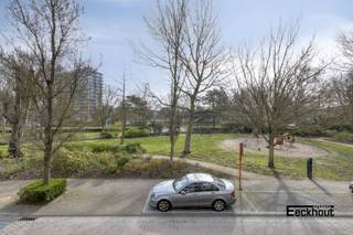 Dit lichtrijke appartement met lift, gelegen in het centrum van Oostende en dicht bij de jachthaven, biedt een open en groen zicht. <br />Het appartement beschikt over twee slaapkamers en een badkamer met douche. De woonkamer is zonnig en biedt een aangenaam uitzicht. De keuken is voorzien van alle nodige apparatuur.<br />Dankzij de ligging in het centrum van Oostende zijn winkels, restaurants en openbaar vervoer op wandelafstand bereikbaar. <br />Indeling: inkomhal met vestiaire en afzonderlijk toilet, leefruimte met mooi en ruim zicht, afzonderlijke keuken met terrasje, 2 ruime slaapkamers en badkamer met douche, wc en dubbele lavabo. Er is eveneens een privatieve kelder aanwezig.<br />Het gebouw werd recent aangesloten op het warmtenet van Oostende, wat de verwarmingskosten ten goede komt.<br />Dit appartement is ideaal voor wie op zoek is naar een comfortabele en praktische woonst in een levendige omgeving. Met zijn twee slaapkamers is het ook perfect geschikt voor een klein gezin. Kortom, dit appartement biedt alles wat je nodig hebt voor een aangenaam verblijf in Oostende.