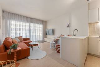 Pal in hartje Oostende treffen we deze volledig gerenoveerde studio aan. Het pand werd recent volledig onderhanden genomen waardoor u van een perfect afgewerkt resultaat geniet, en dit op wandelafstand van het strand, zee en winkels. <br /><br />Het open karakter van de leefruimte en keuken, in combinatie met de goede lichtinval, zorgt voor een sfeervolle woonervaring. De leefruimte geeft daarenboven uit op het terras waardoor er steeds voeling met de buitenruimte en bruisende omgeving is. <br /><br />In de badkamer is er een grote inloopdouche en lavabo beschikbaar. Het toilet is apart. <br /><br />In de inkomhal zijn er tal van inbouwkasten en is er een knusse slaaphoek die stijlvol afgeschermd kan worden. <br /><br />Tot slot beschikt de studio nog over een privéberging in de kelderverdieping.<br /><br />Bent u op zoek naar dé perfecte uitvalsbasis aan de kust, volledig gerenoveerd en dus instapklaar? <br /><br />Aarzel dan niet en neem contact op voor meer info of een afspraak. <br /><br />