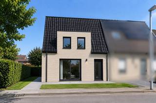 <p>In het rustige en residentiële Kloosterpark te Dilsen-Stokkem wordt deze moderne halfopen nieuwbouwwoning gerealiseerd op een perceel van 3a 60ca. De ligging combineert een groene en aangename woonomgeving met een uitstekende bereikbaarheid. Winkels, scholen, openbaar vervoer en belangrijke invalswegen bevinden zich op korte afstand, terwijl ook Maasmechelen, Maaseik, Genk en de Nederlandse grens vlot bereikbaar zijn. Hier geniet u van de perfecte balans tussen rust en bereikbaarheid.<br /><br /><span></span></p>
<p>Met een bewoonbare oppervlakte van 147 m² biedt deze woning een doordachte indeling met drie volwaardige slaapkamers en alle ruimte om comfortabel te wonen. De hedendaagse architectuur, hoogwaardige afwerking en energiezuinige technieken maken van deze woning een uitstekende keuze voor wie zorgeloos wil genieten van een duurzame nieuwbouw.<br /><br /></p>
<p>De woning wordt gebouwd met oog voor kwaliteit en energiezuinigheid. Zo wordt ze uitgerust met een lucht-waterwarmtepomp, vloerverwarming in alle ruimtes, driedubbele beglazing, zonnepanelen met thuisbatterij en een hoogwaardig isolatiepakket. Hierdoor wordt een verwacht E-peil tussen E0 en E20 behaald, wat garant staat voor een bijzonder energiezuinige woning met een laag energieverbruik en een hoog wooncomfort.<br /><br /><span>De verkoopprijs is fiscaal opgesplitst: het grondaandeel bedraagt € 120.000 (onderworpen aan 12% registratierechten) en de constructiewaarde € 300.000 (onderworpen aan 21% btw).</span><br /><br /></p>