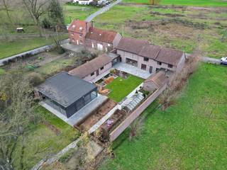<p>Voor meer info of een bezoek, bel <strong>054 69 39 37</strong> - Ontdek deze bijzonder charmante en karaktervolle hoeve op <strong>1,56 ha grond</strong>, waar ruimte, comfort en veelzijdigheid samenkomen. Met maar liefst <strong>571 m² bewoonbare oppervlakte</strong> geniet u hier van een uitzonderlijke woonbeleving. Het hoofdgebouw uit <strong>1950</strong> werd in <strong>2000</strong> volledig gerenoveerd met behoud van de authentieke charme. In <strong>2007</strong> kwamen er bijkomende bijgebouwen bij, ideaal om wonen, werken en ontspannen te combineren. Het aparte <strong>wellnessgebouw</strong> met <strong>binnenzwembad en jacuzzi</strong> biedt het hele jaar door pure ontspanning. Voor dieren- en paardenliefhebbers is er een <strong>stalgebouw met 3 stallen (mogelijkheid tot 4)</strong>, zadelkamer, <strong>gedraineerde paddock</strong>, inloopstal en kwalitatieve houten omheiningen rond de uitgestrekte weides. Extra aangrenzende weiden kunnen eventueel worden aangekocht. Binnenin beschikt de hoeve over <strong>4 ruime slaapkamers</strong>, een <strong>dressing</strong>, <strong>2 badkamers</strong> en een lichtrijke, praktische indeling met tal van <strong>flexibele ruimtes</strong>. Extra troeven zijn onder meer een <strong>wijnkamer</strong>, <strong>garage</strong>, <strong>werkplaats</strong> en een <strong>gunstig EPC-label D</strong>. Bovendien is de <strong>afbraak van de hoogspanning gepland in 2026</strong>, wat de toekomstwaarde aanzienlijk verhoogt. Dankzij de vele volumes en bijgebouwen is deze eigendom uitermate geschikt voor <strong>B&amp;B</strong>, <strong>vrije beroepen</strong>, <strong>kangoeroewonen</strong>, <strong>wellnessactiviteiten</strong> of andere uitbreidingsmogelijkheden. Een unieke kans voor wie ruim, rustig en veelzijdig wil wonen in een prachtige landelijke omgeving. (Maatregelen opgenomen in het maatregelenregister: nee)</p>