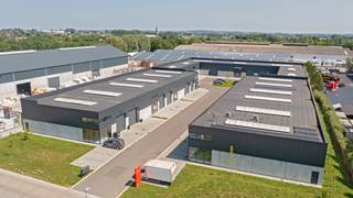 Op de voormalige Bekaert-site in Zwevegem-Moen werd het nieuwe KMO-park "Moenpark" gerealiseerd: een hedendaags bedrijvencomplex bestaande uit 19 kwalitatieve casco-units. Er zijn nog maar 3 units beschikbaar – waaronder Unit 10, met een oppervlakte van 285 m² en 2 privatieve parkeerplaatsen.<br /><br /><strong>Troeven van Unit 10:</strong><br />Nieuwbouwunit met een vrije hoogte van 6 meter<br />Constructie: metalen structuur met betonpanelen en geïsoleerde sandwichpanelen<br />Dakafwerking: steeldeck met isolatie, voorzien van lichtstraat<br />Vloer: gepolierde polybetonvloer<br />Toegang: automatische sectionale poort (4 m breed x 4,4 m hoog) + aparte inkomdeur<br />Voorzieningen: mogelijkheid tot inbouw van kantoorruimte dankzij natuurlijke lichtinval<br />Infrastructuur: gemeenschappelijke regenwaterput (5.000 liter) en septische put (1.500 liter) per 2 units<br />Brandveiligheid: gebouw conform brandklasse C<br /><br /><strong>Strategische ligging:</strong><br />Gelegen nabij de Gauwelstraat, op een steenworp van het Kanaal Bossuit-Kortrijk<br />Onderdeel van het bestaande bedrijventerrein Moen Trekweg<br />Vlotte verbinding naar de E17 (op- en afrit Kortrijk-Oost) en E403<br />Ruime manoeuvreerruimte op de site voor vracht- en bestelverkeer<br /><br />Contacteer Henry Van Tornhout voor bijkomende inlichtingen of een vrijblijvend plaatsbezoek via +32 474 13 37 93 of via henry@kmovastgoed.be