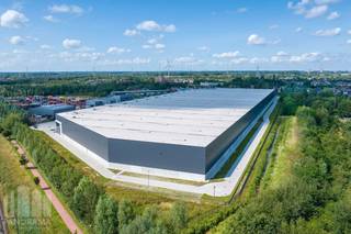 Nieuwbouw logistiek magazijn van <strong>23.860 m²</strong> in combinatie met <strong>1.430 m²</strong> mezzanine en <strong>652 m²</strong> kantoren te huur en dit alles in een groene omgeving. Uitstekend gelegen vlakbij de A12 en de snelweg E19/A1 en op amper 1 km van de dichtstbijzijnde binnenvaartterminal. De haven van Antwerpen ligt op slechts 15 km en de luchthaven Zaventem op amper 35 km.<br /><br />De unit - met <strong>BREEAM-score "Very good"</strong> - heeft een hoogte van 12,2 m en is voorzien van o.a. laadperrons, warmtepompen, ESFR sprinklersysteem, LED-verlichting en maakt deel uit van de gloednieuwe logistieke site <strong>"Park Boom DC2"</strong>. De instapklare kantoren zijn voorzien van o.a. kitchenette, receptie, sociale ruimte, ... Ruime parkeer- en manoeuvreerruimte voorzien op het terrein. Onmiddelijk beschikbaar. <br /><br />Contacteer <strong>PANORAMA B2B</strong> voor bijkomende inlichtingen of een vrijblijvend plaatsbezoek <strong>0477 91 10 00</strong>.
