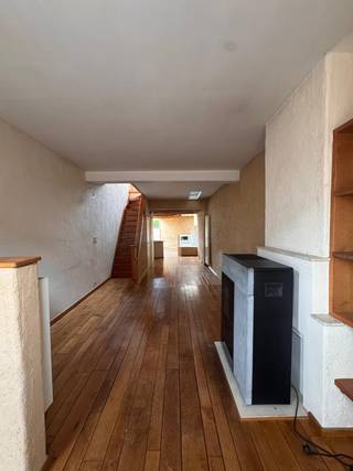 Deze karaktervolle woning combineert een warme uitstraling met een praktische indeling en is gelegen op een centrale, vlot bereikbare locatie in Turnhout. Scholen, winkels, sportfaciliteiten, openbaar vervoer en de E34 bevinden zich in de nabije omgeving. Op het gelijkvloers vindt u een ruime woon- en eetkamer, een keuken, een badkamer, een apart toilet, een vestiaire en een gezellige tuin. De eerste verdieping beschikt over een zeer ruime slaapkamer die eenvoudig kan worden opgesplitst in twee slaapkamers. Op de tweede verdieping bevinden zich nog twee volwaardige slaapkamers. Een ideale woning voor gezinnen of starters die op zoek zijn naar ruimte, charme en een uitstekende ligging. Er zijn zonnepanelen voorzien! Uitweg voorzien achteraan voor fiets of vuilbakken, zeer praktisch!! Voor meer informatie of vrijblijvend plaatsbezoek 0488/60.50.07