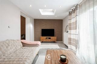 <p>Op zoek naar een instapklare woning op een rustige ligging, vlak bij het centrum? Dan is deze woning in de Nijverheidslaan 20 te Ninove zeker een bezoek waard!</p><p>De woning beschikt over een ruime en gezellige leefruimte, drie slaapkamers waarvan één op de zolderverdieping met een extra douchekamer, en een praktische kelder.</p><p>Buiten geniet u van een aangename tuin met een ruim, zuidgericht terras, ideaal om volop te genieten van de zon. Dankzij de ligging in een rustige woonwijk, vlak bij het centrum van Ninove, bevinden winkels, scholen, openbaar vervoer en andere voorzieningen zich binnen handbereik.</p><p>Een ideale gezinswoning die comfort, ruimte en een gunstige ligging combineert!</p><p>Voor meer informatie of een bezoek, contacteer ons kantoor!</p>