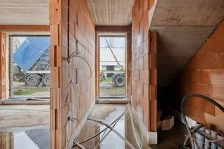 <p>Te koop: moderne open bebouwing in Koersel, gelegen in een rustige residentiële buurt.</p>

<p> </p>

<p>Deze nieuwbouw woning (bouwjaar 2026) combineert eigentijdse architectuur met een praktische indeling. Gelegen in Panisdries, geniet u van een groene omgeving met alle voorzieningen op korte afstand. De woning biedt drie comfortabele slaapkamers, een ruime tuin en een carport. Dankzij de open bebouwing profiteert u van veel lichtinval en een gevoel van ruimte.</p>

<p> </p>

<p>Belangrijkste ruimtes:<br />• Ruime living met aansluitende eetkamer, ideaal voor gezellige momenten.<br />• Moderne keuken met directe toegang tot de tuin.<br />• Drie slaapkamers, perfect voor gezin of gasten.<br />• Badkamer met alle nodige voorzieningen.<br />• Carport voor uw wagen.<br />• Berging en inkomhal voor extra opbergruimte.<br />• Terras met zicht op de tuin.</p>

<p> </p>

<p>Troeven:<br />• Nieuwbouw (2026) met moderne indeling.<br />• Zonnepanelen<br />• Warmtepomp<br />• Oplevering eind 2026</p>

<p> </p>

<p>Neem vandaag nog contact op met uw ERA-makelaar voor een bezoek.</p>

<p> </p>

<p>JOUW DROOMHUIS. ZO GEVONDEN!</p>