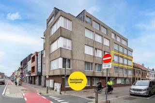 3-slaapkamer appartement te Oostende. Dit appartement is gelegen op de 2e verdieping op een goed gelegen locatie te Oostende, met alle winkels binnen handbereik alsook openbaar vervoer en alle verbindingswegen. Het appartement is ingedeeld als volgt: inkom met apart toilet, wasplaats en berging, 3 slaapkamers, badkamer met douche, living en open keuken.<br /><br />Troeven:<br />- gunstig epc: 197 kwh (B-label)<br />- 3 slaapkamers<br />- veel lichtinval<br />- goede locatie, dichtbij diverse winkels<br />- Blanco keuring elektriciteit<br /><br />EPC 197 kwh/m² - UC2426246 - (vg, Wg, Gmo, Vkr, Gvv) - Ref. OU24761