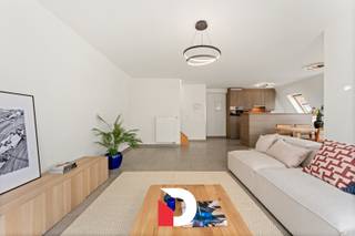 Ben je op zoek naar een ruim en instapklaar appartement aan zee, waar comfort, rust en bereikbaarheid elkaar ontmoeten?<br />Dit drieslaapkamerappartement bevindt zich in een verzorgd domein op wandelafstand van het strand en tegenover de Royal Ostend Golf Club.<br /><br />De lichtrijke leefruimte met open keuken vormt het hart van het appartement en geeft uit op een aangenaam terras – perfect om te genieten van een ontspannend moment in de zeelucht.<br />Met drie volwaardige slaapkamers, een stijlvolle badkamer en voldoende bergruimte, biedt dit appartement alle comfort voor wie houdt van ruimte en kwaliteit.<br /><br />Dankzij de doordachte indeling en hoogwaardige afwerking is dit appartement ideaal als tweede verblijf, zorgeloze investering of comfortabele vaste woonst aan zee.