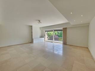 <p><span>Luxe villa appartement gelegen in afgesloten domein van 4,4ha.</span></p><p><span> </span></p><p><span>Ruim luxe appartement gelegen op een topligging, het parkdomein “De List” in Schoten. </span></p><p><span>Goede verbinding met uitvalswegen E19. </span></p><p><span> </span></p><p><span>De indeling:</span></p><p><span>Inkomhal met vestiaire kast, berging, apart toilet en wasplaats/berging (mogelijkheid om 2de badkamer te installeren).</span></p><p><span>Ruime living met aansluitend een terras met zicht op het parkdomein, volledig ingerichte keuken (uitgerust met kwaliteitsvolle toestellen: oven, microgolfoven, kookplaat en dampkap, Amerikaans koelkast en diepvries),</span></p><p><span>Een eerste slaapkamer met inloop dressing en toegang tot de badkamer (met ligbad, dubbele lavabo en toilet) en een tweede slaapkamer met toegang tot de sauna.</span></p><p><span>Domein zeer goed onderhouden door inwonende conciërge. </span></p><p><span>Mogelijkheid tot aankoop ondergrondse autostaanplaats.</span></p><p><span> </span></p><p><span>Pluspunten:</span></p><p><span>- Prachtig en zeer rustig gelegen appartement op toplocatie</span></p><p><span>- EPC score (label A)</span></p><p><span>- Elektriciteit is conform</span></p><p><span>- Buitenparkings voor bezoekers</span></p>