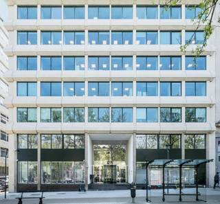 Gerenoveerde kantoren gelegen aan de binnenring tussen de metrohaltes "Trône" en "Porte de Namur", in het hart van de europese wijk. Ze zijn...