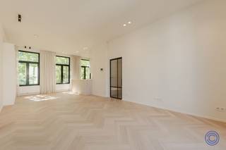 <p><span>Informatie Appartement</span></p><p><span>In een rustige en groene enkelrichtingstraat, op wandelafstand van de Marnixplaats, het KMSKA, restaurants en koffiebars, bevindt zich dit luxueus gerenoveerde appartement. De combinatie van een absolute topligging, hoogwaardige afwerking en het comfort van nieuwbouw maakt dit een uitzonderlijke woonkans in Antwerpen-Zuid. </span></p><p><span> </span></p><p><span>Het appartement werd met oog voor detail afgewerkt in tijdloze materialen zoals travertijn, lichte eik, visgraatparket en maatwerk. De elegante inkomhal met ingemaakte kasten leidt naar een lichtrijke leefruimte met hoge plafonds, royale zithoek, volwaardige eetplaats en verfijnde wandkasten. De open keuken sluit hier naadloos op aan en werd uitgevoerd in travertijn, met hoogwaardige toestellen en een luxueuze, natuurlijke uitstraling.</span></p><p><span> </span></p><p><span>Via de leefruimte heeft u toegang tot een aangename buitenruimte van ca. 19 m²: een zeldzame troef op deze locatie. </span></p><p><span> </span></p><p><span>De nachthal geeft toegang tot twee ruime slaapkamers, beide met een ensuite badkamer met inloopdouche en design lavabomeubel. De bovenste verdieping biedt een polyvalente zolderkamer met airconditioning. </span></p><p><span> </span></p><p><span>Het kleinschalige gebouw met slechts drie appartementen werd volledig gerenoveerd en wordt opgeleverd in 2026 onder EPB-normen. EPC-label A, conforme elektriciteit bij akte, individuele meters en lage maandelijkse kosten.</span></p><p><span> </span></p><p><span> Wonen met de uitstraling en prestaties van nieuwbouw, zonder btw, op een van de meest begeerde locaties van Antwerpen.<br /><br /></span></p><p><span>Indeling</span></p><p><span>Tweede verdieping</span></p><p><span>Bij het betreden van het appartement komt u binnen in een elegante inkomhal met ingemaakte maatkasten, die meteen de toon zet voor de rest van de woning. Er is een afzonderlijk gastentoilet met handenwasser.</span></p><p><span> </span></p><p><span>De leefruimte vormt het hart van het appartement: een bijzonder aangename en lichtrijke woonkamer met hoge plafonds, visgraatparket en stijlvol maatwerk. De ruimte biedt moeiteloos plaats aan een comfortabele zithoek met royale sofa, een volwaardige eetplaats voor een grote tafel en extra kastruimte dankzij de ingemaakte kasten en verfijnde wandkast. Via de leefruimte heb je toegang tot de buitenruimte bestaande uit 10m² terras en 9m² groendak. Deze buitenruimte vormt een zeldzame en uiterst aangename uitbreiding van de leefruimte: ideaal voor een aperitief, een rustige ochtendkoffie of een intiem diner in openlucht.</span></p><p><span> </span></p><p><span>De open keuken sluit naadloos aan op de leefruimte en werd afgewerkt met luxueuze travertijn. Ze is volledig uitgerust met hoogwaardige toestellen, waaronder een inductiekookplaat, dampkap, vaatwasser, heteluchtoven, microgolfoven, koelkast en diepvries. De combinatie van natuurlijke materialen en moderne functionaliteit zorgt voor een tijdloze, elegante uitstraling.</span></p><p><span> </span></p><p><span>Derde verdieping</span></p><p><span>De nachthal geeft toegang tot twee ruime slaapkamers, elk uitgerust met ingemaakte kasten en een eigen ensuite badkamer. Beide badkamers zijn voorzien van een inloopdouche en een lavabo in travertijn, wat zorgt voor een bijzonder hoogwaardige en uniforme afwerking.</span></p><p><span> </span></p><p><span>Deze verdieping beschikt daarnaast over een afzonderlijk toilet. Onder de trap naar de zolderverdieping is een praktische aansluiting voorzien voor een wasmachine en/of droogkast, subtiel geïntegreerd zonder aan esthetiek in te boeten.</span></p><p><span> </span></p><p><span>Vierde verdieping</span></p><p><span>De bovenste verdieping herbergt een ruime zolderkamer met airconditioning. Deze polyvalente ruimte leent zich perfect als master suite, home office, logeerkamer of hobbyruimte. Dankzij de afzonderlijke ligging biedt deze verdieping een extra gevoel van privacy en comfort.</span></p><p><span> </span></p><p><span>Troeven</span></p><p><span>Dit appartement onderscheidt zich door zijn hoogwaardige afwerking en uitzonderlijk renovatieniveau. De combinatie van travertijn, lichte eik, visgraatparket, maatwerk en hoge plafonds creëert een tijdloze, luxueuze uitstraling.</span></p><p><span> </span></p><p><span>Extra pluspunten zijn de ingemaakte kasten, het ruime terras, de mogelijkheid om een extra berging aan te kopen en de lage maandelijkse kosten, geraamd op ca. 25 euro per maand.</span></p><p><span> </span></p><p><span>Algemene informatie</span></p><p><span>Het appartement beschikt over individuele meters voor gas, water en elektriciteit. Dankzij de grondige renovatie behaalt het een EPC-label A. De elektrische keuring wordt conform afgeleverd bij de akte. Het asbestattest is momenteel in aanvraag.</span></p><p><span> </span></p><p><span>Het aandeel van de koper in de kostprijs voor de opmaak van de basisakte bedraagt 1.000 euro inclusief btw.</span></p><p><span> </span></p><p><span>Het gebouw</span></p><p><span>Het kleinschalige gebouw bestaat uit een kelder en slechts drie appartementen. Het werd volledig gerenoveerd en wordt opgeleverd in 2026 onder EPB-normen. Daarbij werden onder meer het ventilatiesysteem vernieuwd, de dakconstructie vernieuwd en geïsoleerd, een groendak geplaatst, de voor- en achtergevel geïsoleerd en nieuw buitenschrijnwerk voorzien.</span></p><p><span> </span></p><p><span>U koopt dus in feite een appartement met het comfort en de technische prestaties van nieuwbouw, zonder btw te moeten betalen.</span></p><p><span> </span></p><p><span>Verder beschikt het gebouw over een centraal rookdetectiesysteem en videofoon. Er is geen lift aanwezig.</span></p><p><span> </span></p><p><span>Ligging</span></p><p><span>De ligging is zonder twijfel een van de grootste troeven. Het appartement bevindt zich in een rustige en groene enkelrichtingstraat, op een absolute toplocatie in Antwerpen, vlak bij de Marnixplaats op het Zuid.</span></p><p><span> </span></p><p><span>Restaurants, koffiebars, gezellige cafés, boetieks, conceptstores en het vernieuwde KMSKA liggen allemaal op wandelafstand. Tegelijk geniet u van een vlotte verbinding naar de Antwerpse ring.</span></p><p><span> </span></p><p><span>Met een Mobiscore van 9,6/10 is dit de ideale plek voor wie comfortabel, stijlvol en stedelijk wil wonen op een van de meest begeerde locaties van Antwerpen.</span></p><p><span> </span></p><p><span> *De informatie in deze prospect is ter informatieve titel: de kandidaat-kopers moeten hun eigen zaak maken van het verkrijgen, controleren en interpreteren van deze informatie.</span></p>