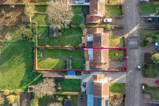 <p>Ontdek deze te renoveren ééngezinswoning met drie slaapkamers, gelegen in het landelijke Sint-Martens-Bodegem. De woning bevindt zich op een perceel van 6a38 en geniet van een prachtig verzicht over de omliggende velden. Dankzij de rustige ligging en de ruime indeling biedt deze woning een uitstekende basis voor wie op zoek is naar een renovatieproject met veel mogelijkheden.</p><p>Bij het betreden van de woning kom je terecht in de inkomhal met gastentoilet. Vanuit de hal bereik je de lichtrijke leefruimte waar de grote raampartijen zorgen voor een aangename lichtinval en een open gevoel. Aansluitend bevindt zich de ruime keuken met een praktische berging.</p><p>Zowel de leefruimte als de keuken geven toegang tot het terras en de tuin. Hier geniet je van een prachtig open verzicht over de omliggende velden en het landelijke landschap. Deze buitenruimte vormt een ideale plek om in alle rust te ontspannen en te genieten van de natuur.</p><p>Op de eerste verdieping bevinden zich drie ruime slaapkamers en een badkamer uitgerust met een ligbad. De kamers bieden voldoende ruimte en vormen een goede basis om de woning verder te renoveren en naar eigen smaak in te richten.</p><p>De zolder is bereikbaar via een uittrekbare trap en biedt extra potentieel. In het kader van verbouwingswerken kan deze ruimte ingericht worden tot een bijkomende slaapkamer en een extra badkamer.</p><p>Verder beschikt de woning over twee garages, elk geschikt voor één wagen, met een aansluitende wasplaats. De oprit voor de garages biedt bijkomende parkeergelegenheid.</p><p>De ligging vormt een belangrijke troef. Je woont hier in een rustige en groene omgeving in Sint-Martens-Bodegem, terwijl winkels, scholen en openbaar vervoer vlot bereikbaar zijn. Het station van Bodegem bevindt zich bovendien op wandel en fietsafstand.</p><p>Deze woning biedt een solide basis en veel mogelijkheden voor wie een woning naar eigen smaak wil renoveren in een aangename en landelijke omgeving.</p><p>Interesse om het potentieel van deze woning zelf te ontdekken. Plan uw bezoek eenvoudig via de website van Living Stone.</p>
