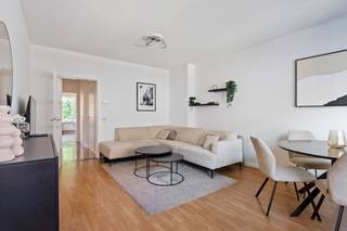 <p><span>Dit instapklaar appartement met twee slaapkamers bevindt zich in een kleinschalig gebouw met slechts drie entiteiten. Dankzij de combinatie van comfort, praktische voorzieningen en het ontbreken van gemeenschappelijke kosten is dit een interessante opportuniteit, zowel voor eigen bewoning als voor wie op zoek is naar een investering. </span></p><p><span> </span></p><p><span>Het appartement beschikt over een aangename leefruimte, twee slaapkamers, een afzonderlijk toilet en een aparte berging. Achteraan bevindt zich een gezellig terrasje, een fijne plek om even tot rust te komen.</span></p><p><span> </span></p><p><span> Ook op technisch vlak zijn er verschillende troeven. De verwarming gebeurt op aardgas via een hoogrendements-gascondensatieketel en de elektrische installatie is conform. Daarnaast wordt het dak volledig gerenoveerd en geïsoleerd, wat een belangrijke meerwaarde vormt voor het gebouw.</span></p><p><span> </span></p><p><span>Tot slot is er nog een privatieve kelderberging aanwezig, ideaal voor extra opslagruimte. </span></p><p><span> </span></p><p><span>Een veelzijdig appartement met tal van praktische troeven, zonder gemeenschappelijke kosten en geschikt als nieuwe thuis of als interessante investering! </span></p>