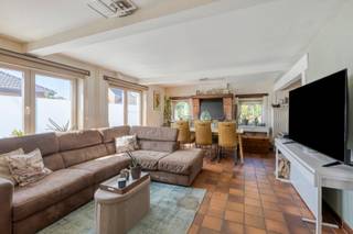CHARMANTE INSTAPKLARE WONING MET 3 SLAAPKAMERS EN BIJGEBOUWEN (300M2) OP EEN RUIM PERCEEL VAN 23A20CA MET VRIJ ZICHT GELEGEN IN EEN DOODLOPENDE...