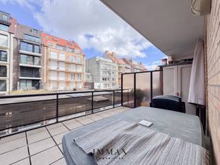Dit royaal appartement met zijn brede gevel is gunstig gelegen op wandelafstand van het Rubensplein en het strand van Knokke. Het appartement bestaat uit een inkomhal met een afzonderlijk gastentoilet, een ruime en lichtrijke leefruimte met toegang tot het terras aan de voorzijde, en een volledig ingerichte keuken. Er zijn twee slaapkamers, voorzien van een ensuite douchekamer of badkamer. De twee slaapkamers hebben toegang tot het terras aan de achterzijde, wat zorgt voor extra comfort en buitenruimte. Bij het appartement hoort een privatieve kelderberging. Daarnaast is er de mogelijkheid tot aankoop van een autostaanplaats in het gebouw.<br /><br />Troeven: <br /><br />- Westgericht zonneterras vooraan <br />- Zeer ruim terras achteraan<br />- 2 volwaardige slaapkamers met ensuite badkamer/douchekamer<br />- Mogelijkheid tot aankoop autostaanplaats in het gebouw<br />- Privatieve kelderberging<br />- Gelegen op 100m van het strand<br /><br />Stedenbouwkundig uittreksel in aanvraag.<br /><br />Aarzel niet om ons te contacteren voor meer informatie: tel.: 050 62 44 14 of via knokke@immax.be