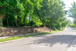 VALIMMAS verkoopt deze prachtig gelegen bouwgrond voor een alleenstaande villa... Cfr. BPA “Centrum” en verkavelingsvergunning dd 09/09/2024 met...