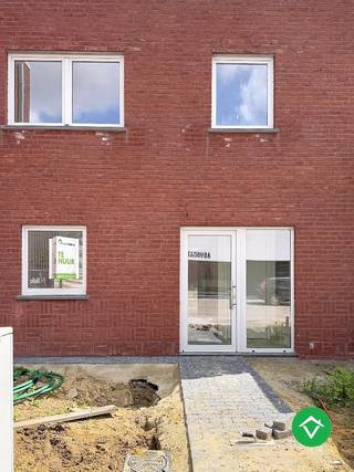 Deze prachtige woning is gelegen in het rustige Ichtegem en beschikt over een tuin en een gezellig terras waar je heerlijk kunt genieten van de buitenlucht. De woning is voorzien van een garage waar je je auto veilig kunt parkeren.<br /><br />Indeling gelijkvloers: Inkom - toilet - woonkamer - berging - keuken - tuin - terras en afzonderlijke garage.<br /><br />Indeling eerste verdieping: nachthal - badkamer - 3 slaapkamers, waarvan 1 met ruimte voor een dressing - toilet<br /><br />EPC: woning in aanbouw <br /><br />Vrij 1/06/2026. Huurprijs 995 €/mnd