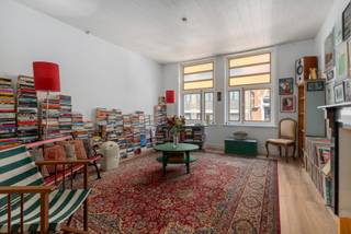 <p>Op de tweede verdieping van een kleinschalige residentie in de Ieperstraat bevindt zich dit ruime appartement met extra dakverdiep. Dankzij de centrale ligging in een rustige woonwijk is dit een ideale opportuniteit voor wie op zoek is naar een betaalbare woonst, investering of tweede verblijf aan zee.</p>
<p>Met een bewoonbare oppervlakte van <strong>89 m²</strong> beschikt het appartement over een lichtrijke leefruimte die naadloos aansluit op de eetplaats met kitchenette. De slaapkamer is ruim en grenst rechtstreeks aan de badkamer, uitgerust met douche en lavabo. Het individueel toilet is apart bereikbaar. Verder zijn er praktische voorzieningen zoals een gemeenschappelijke fietsenberging, een privatieve kelderberging en een extra ruimte op de dakverdieping die voor diverse doeleinden kan worden benut.</p>
<p>Het gebouw telt drie verdiepingen en bevindt zich op wandelafstand van winkels, openbaar vervoer en het strand.</p>
<hr />
<p><strong>Troeven van dit appartement:</strong></p>
<ul>
<li>
<p>Centrale ligging op wandelafstand van winkels, scholen, sportcentrum en strand</p>
</li>
<li>
<p>Extra ruimte op de dakverdieping en privatieve kelderberging</p>
</li>
<li>
<p>Elektriciteitskeuring conform</p>
</li>
<li>
<p>Betaalbare opportuniteit: ideaal als starterswoning, investering of tweede verblijf</p>
</li>
<li>
<p>Renovatiekansen: verbetering van de energieprestatie mogelijk via vervanging van ramen, vernieuwing van het verwarmingssysteem of dakrenovatie (in overleg met mede-eigenaars)</p>
</li>
</ul>
<p>Of u nu zoekt naar een betaalbare thuisbasis, een tweede verblijf aan zee of een slimme investering — dit appartement in Oostende combineert ligging, potentieel en toegankelijkheid in één aantrekkelijk geheel.</p>