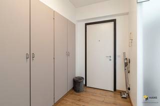<p><span>Instapklaar appartement (88m²) met 2 slaapkamers en terras (22 m²) in Merksem.</span></p><p><span> </span></p><p><span>Droom je ervan om elke dag wakker te worden met een prachtig, open uitzicht? Op de elfde verdieping van de goed onderhouden residentie van Lierde wordt die droom werkelijkheid. Naast dit unieke panorama geniet je hier ook van een uitstekende bereikbaarheid, zowel met de wagen, het openbaar vervoer als het velo-deelsysteem. Het dak werd reeds vernieuwd en conform geïsoleerd met 12 cm PIR.</span></p><p><span> </span></p><p><span>Wat krijg je hier nog? Het appartement zelf is netjes onderhouden en biedt een bewoonbare oppervlakte van .. m², met twee volwaardige slaapkamers en een ruim terras van maar liefst 22 m² met noordoostoriëntatie. </span></p><p><span> </span></p><p><span>Je komt binnen in de inkomhal met ingemaakte vestiairekast. Van hieruit bereik je de lichtrijke woonkamer (30 m²), die naadloos aansluit op de aparte, volledig uitgeruste keuken (9 m²). Een absolute troef is dat zowel de woonkamer, de keuken als beide slaapkamers (11 m² en 14 m²) directe toegang hebben tot het terras — ideaal om optimaal van de buitenruimte en het uitzicht te genieten. Verder beschikt het appartement over een apart toilet, een praktische berging (2 m²) en een badkamer (4 m²) met douchecabine en lavabomeubel.</span></p><p><span> </span></p><p><span>Ben jij helemaal overtuigd en wil je het appartement met eigen ogen ontdekken? Wacht dan niet af en boek snel je afspraak in! Bewoonbare opp. 88 m² – ref.: bruto vloeropp. Voor meer info of een gratis schatting surf naar </span><span><span>www.hansimmo.be</span></span></p><p><span> </span></p><p><span> </span></p>