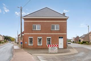 [[ DIT PAND NEEMT DEEL AAN DE ERA OPEN HUIZEN DAG OP 19/9 VAN 13:00 TOT 14:00 ]]
<p><strong>Kortenaken: gerenoveerde woning te koop met verhuurde studio</strong></p>

<p>Deze veelzijdige eigendom is gelegen op een perceel van <strong>11a 25ca</strong> en bestaat uit een ruime hoofdwoning met een afzonderlijke, momenteel verhuurde studio. Een interessante eigendom voor wie wonen, investeren en/of werken wil combineren.</p>

<p>De hoofdwoning dateert van 1934 en werd in 2017-2018 deels gerenoveerd. Het dak en de ramen werden vernieuwd, de elektriciteit is conform en er werd een nieuwe verwarmingsketel geplaatst. De studio werd in 2019 ingericht, beschikt over <strong>EPC-label B</strong> en heeft een eigen buitenruimte.</p>

<p><strong>Indeling:</strong></p>
<strong>Hoofdwoning – Grote Vreunte 9:</strong><br /><strong>Kelder:</strong> bergruimte<br /><strong>Gelijkvloers:</strong> inkomhal, zitkamer, woonkamer met eetplaats, keuken, badkamer en overdekt terras<br /><strong>Eerste verdieping:</strong> nachthal en vier ruime slaapkamers<br /><strong>Zolder:</strong> ca. 76 m², bereikbaar via vaste trap en ideaal voor verdere inrichting<br /><br /><strong>Studio – Grote Vreunte 7:</strong><br /><strong>Gelijkvloers:</strong> woonkamer met slaapgedeelte, keuken met eetplaats, badkamer en garage

<p><strong>Troeven:</strong></p>

<ul><li>Deels gerenoveerd in 2017-2018</li><li>Verhuurde studio met EPC-label B – onmiddellijk rendement</li><li>Ideaal als kangoeroewoning, opbrengsteigendom of combinatie wonen en werken</li></ul>

<p>Een eigendom met een interessante combinatie van woonruimte, rendement en toekomstmogelijkheden. Ontdek zelf het potentieel tijdens een bezoek!</p>

<p><strong>JOUW WONING. JOUW INVESTERING. JOUW MOGELIJKHEDEN. ZO GEVONDEN!</strong></p>