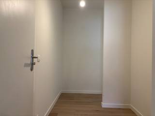 Ben je op zoek naar een nieuw plekje in het bruisende centrum van Leuven? Dit moderne nieuwbouwappartement biedt de perfecte balans tussen rust en de levendige stadsomgeving, en is bovendien onmiddellijk beschikbaar!<br /><br />Gelegen in het nieuwe, duurzame woonproject Burenberg, biedt deze sfeervolle locatie een eigentijdse woonomgeving midden in de stad met een goede verbinding met de autosnelweg of openbaar vervoer.<br /><br />Het <strong>gelijkvloerse appartement </strong>omvat een inkomhal met apart toilet en twee slaapkamers. De leefruimte bevat een volledig uitgeruste open keuken met Siemens toestellen en veel praktische opbergruimte.<br />Het overdekte terras van 10 m² vormt een mooie extra troef waar u het ganse jaar van kan genieten. De badkamer met regendouche, toilet en lavabomeubel met LED-spiegel. Verder is er nog technische opbergruimte met aansluitingen voor een wasmachine en droogkast. Het appartement wordt uitgerust met gordijnen en lichtarmaturen.<br />In de <strong>ondergrondse verdieping</strong> beschikt het appartement bovendien over een kelderberging, één privatieve autostaanplaats met laadpaal en 2 privatieve fietsenstaanplaatsen.<br /><br />Het appartement wordt uitgerust met gordijnen en lichtarmaturen.<br /><br />Dankzij de bijna energie-neutrale afwerking geniet je hier van een hoog wooncomfort. Het appartement wordt verwarmd door vloerverwarming via een geothermisch net en een ventilatiesysteem C+.<br />De vloerverwarming kan passief koelen en voor de zeer warme dagen beschikt u over een design-airco element in de leefruimte. Het EPC-certificaat is nog onderweg maar een zeer degelijke A-score is gegarandeerd!<br />Kortom, een comfortabel, modern en energiezuinig appartement dat vanaf 15 juli beschikbaar is voor bewoning!<br /><br />De huurprijs bedraagt €1500 per maand, met € 100 provisie per maand voor het onderhoud en verbruik van de gemeenschappelijke delen. Nutsvoorzieningen zijn apart af te sluiten.<br /><br /><br />Lijkt dit ruime, moderne en uitstekend gelegen 2-slaapkamerappartement echt iets voor jou? Wees er dan snel bij en maak zelf een afspraak via onze online agenda onder 'bezoekmoment kiezen. Of neem gerust contact met ons op voor verdere informatie of om een bezichtiging te regelen, via telefoon op 016 23 90 81 (elke weekdag bereikbaar tussen 10u en 13u). Dit is een geweldige kans die u niet wilt missen!