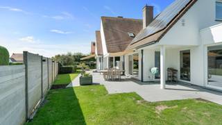 Fantastische villa op een groot en zonnig perceel van 1362 m², rustig gelegen in een doodlopende straat van een mooie villawijk. Grote tuin met een schitterend uitzicht achteraan. Zonder twijfel één van de beste locaties te Knokke-Heist.<br /><br />Deze tot in de puntjes verzorgde villa werd kwalitatief gebouwd en is mee met de hedendaagse energienormen. Zo werd de villa uitgerust met 34 zonnepanelen en wordt de villa verwarmd a.d.h.v. een warmtepomp, gekoppeld aan de vloerverwarming (zowel beneden als boven). Verder geniet de villa een grote inpandige garage met laadpunt en voldoende parking op het perceel zelf. <br /><br />Naast de vele troeven die deze villa te bieden heeft is de tuin misschien wel de mooiste troef. Een ongelooflijk mooie tuin, prachtig aangelegd en genietend van heerlijke zichten op de velden. Vrij zeldzaam op grondgebied Knokke-Heist.<br /><br />De villa beschikt over een uitzonderlijk woonvolume (312 m²) en werd als volgt ingedeeld: een grote inkomhal met 5m28 plafondhoogte en een aparte bureau of logeerkamer. Via een dubbele glazen deur komt u terecht in een schitterende woonkamer opgedeeld in een zit- en eetplaats en een volledig uitgeruste leefkeuken met rechtstreekse toegang naar de tuin. Naast de keuken nog een praktische bijkeuken/wasplaats en toegang naar een grote & brede inpandige garage. Boven zijn er 3 volwaardige slaapkamers (waarvan 1 met zijn eigen walk-in dressing), een apart toilet en een royale badkamer met douche, bad en sauna. Grote en verzorgde opbergzolder op de derde bouwlaag.<br /><br />Op het perceel zelf nog 2 regenputten, 2 zonneluifels, een alarmsysteem, voldoende parking en meerdere terrassen in de zon. Absoluut een bezoek waard.<br /><br />Bezoeken of meer informatie?<br />Contacteer Sacha Vanrafelghem op GSM 0487/43.79.10.