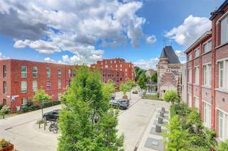 <p><span>Prachtige karaktervolle loft van 150 m²</span><span> met 2 ruime slaapkamers gelegen aan de ingang van het </span><span>Groen Kwartier! </span><span>Deze loft bevindt zich in </span><span>een oude officierenkapel van het Militair Hospitaa</span><span>l. In 2014 werd alles tot op de naakte muren gestript en onderging de loft een </span><span>kwaliteitsvolle totaalrenovatie</span><span>.</span></p><p><span> </span></p><p><span>De </span><span>enorme plafondhoogte</span><span> en de vele ramen maken dat deze loft baadt in een </span><span>oase van licht</span><span>. Met </span><span>Zurenborg </span><span>en </span><span>Berchem station</span><span> op wandelafstand, zit je meteen overal vlakbij. Alle hippe bars, restaurants en places-to-be op amper 5 minuutjes stappen. En het </span><span>park van het Groen Kwartier</span><span> als je eigen tuin en terras.</span></p><p><span> </span></p><p><span>Indeling:</span></p><p><span>- gelijkvloers gemeenschappelijke inkomhal met traphal en EU conforme lift</span></p><p><span>- de loft bevindt zich op de eerste verdieping</span></p><p><span>- ruime en zonnige leefruimte</span></p><p><span>- open geïnstalleerde keuken voorzien van alle moderne comfort </span></p><p><span>- slaapkamer 1</span></p><p><span>- slaapkamer 2</span></p><p><span>- badkamer met ligbad, inloopdouche, toilet en lavabo in meubel</span></p><p><span> </span></p><p><span>Troeven</span></p><p><span>- top ligging in Antwerpen</span></p><p><span>- lichte loft met hoge plafonds</span></p><p><span>- gerenoveerd in 2014</span></p><p><span>- gunstig EPC</span></p><p><span>- geen asbest</span></p><p><span>- conforme elektriciteit</span></p><p><span>- CV individueel op gas</span></p><p><span>- vrij bij akte</span></p><p><span>- aparte nutsvoorzieningen (water, gas en elektra)</span></p><p><span>- lage vaste kosten, syndicus is bewoner</span></p><p><span> </span></p><p><span>Ben jij geïnteresseerd in dit appartement te koop in het Groen Kwartier, ben je op zoek naar ander vastgoed, een investering of wens je de waarde van jouw eigendom te kennen? Dan ben je bij BOLT immo aan het juiste adres! Wij helpen jou graag verder.</span><span> </span></p>