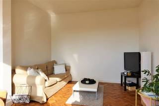 <p><span>GENT - Sportstraat 153: Op zoek naar </span><span>een gerenoveerd appartement te huur aan Station Gent?</span><span> Dan is dit pand mogelijk iets voor u. </span></p><p><span> </span></p><p><span>De belangrijkste troeven in een notendop:</span></p><ul><li><span>Gunstige locatie tussen Station Gent-Sint-Pieters en stadscentrum</span></li><li><span>Gelegen in een rustige straat, nabij de Blaarmeersen</span></li><li><span>Karaktervol, gezellig en instapklaar</span></li></ul><p><span> </span></p><p><span>Indeling:</span></p><p><span>Centrale inkomhal met vestiairekast, apart toilet, gezellige leef-en eetruimte met blokjesparket, aparte geïnstalleerde keuken (gasvuur, dampkap, oven, koelkast, diepvries, aansluiting vaatwas voorzien). Vanuit de centrale hal komen we tot 2 slaapkamers, badkamer met wasmeubel en douche en plaats voor een wasmachine. </span></p><p><span> </span></p><p><span>Huurprijs: € 1.150 + € 150 gemeenschappelijke kosten (incl. eigen verbruik verwarming en water). Elektriciteit afzonderlijk af te rekenen. </span></p><p><span>Beschikbaar vanaf 01/12/2026. Domicilie verplicht. </span></p><p><span> </span></p><p><span>Neem contact op ons kantoor voor een bezoek ter plaatse via onze website.</span></p><p><span> </span></p><p><span> </span></p>