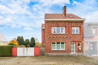 We Invest heeft het genoegen u deze charmante halfopen woning aan te bieden, ideaal gelegen in een rustige straat in Herne, op de grens met Edingen. Gelegen in een groene omgeving biedt deze woning een aangename en praktische levensstijl, met tal van voorzieningen in de onmiddellijke nabijheid: scholen, winkels, station en belangrijke verkeerswegen.<br /><br />De gelijkvloerse verdieping opent met een ruime inkomhal die toegang geeft tot een lichte leefruimte van meer dan 43 m², bestaande uit een gezellige woonkamer met open haard, een volledig uitgeruste open keuken en een aangrenzende wasruimte. De halfmassieve parketvloer en de verzorgde afwerkingen zorgen voor een warme en uitnodigende sfeer. Een gastentoilet vervolledigt dit niveau.<br /><br />Op de eerste en tweede verdieping bevinden zich drie mooie slaapkamers en twee badkamers, waaronder een prachtige ouderlijke suite van 37 m² met ruimte voor een dressing of bureau – ideaal voor thuiswerk of extra bergruimte.<br /><br />Buiten geniet u van een prachtige, zuidgerichte tuin van meer dan 4 are met terras, tuinhuis en buitenkeuken. Twee parkeerplaatsen en een grote kelder van 57 m² maken het geheel compleet.<br /><br />Het perceel is mogelijk gedeeltelijk bouwgrond (plannen en bijkomende informatie op aanvraag beschikbaar).<br /><br />Extra troeven:<br />Dubbel glas (Belisol)<br />Nieuw dak met 22 cm isolatie (2019)<br />Geautomatiseerde poort<br />Conform elektriciteitsattest<br />Gasketel<br /><br />Deze instapklare woning wacht enkel nog op u!<br />Voor meer informatie of om een bezoek te plannen, contacteer Marie op 0472 86 31 60 of via e-mail op marie.g@weinvest.be.