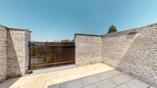 <br />Nieuwbouw duplexappartement met zonnig terras in kleinschalig gebouw te Wilrijk<br /><br />In een kleinschalig nieuwbouwproject met slechts twee woonentiteiten bevindt zich dit duplexappartement, waar hedendaags wooncomfort, kwalitatieve afwerking en een rustige ligging hand in hand gaan.<br /><br />Op de eerste verdieping bevindt zich de lichtrijke leefruimte met open, volledig geïnstalleerde keuken. Dankzij de grote raampartijen geniet de leefruimte van veel natuurlijke lichtinval. Extra troef is het grote terras, aansluitend aan de keuken, waar u heerlijk kan genieten van de zon in alle privacy. <br /><br />De bovenverdieping omvat een ruime slaapkamer aan de achterzijde, voorzien van ingemaakte kasten. Verder de badkamer met inloopdouche, dubbele wastafel en toilet. Tot slot een handige tweede open ruimte dewelke perfect kan worden ingericht als bureau, dressing of logeerkamer. <br /><br />De duplex maakt deel uit van een kleinschalig gebouw met slechts één andere woonunit, wat zorgt voor extra privacy en een aangename woonomgeving.<br /><br />Een ideale woning voor wie op zoek is naar een energiezuinig, instapklaar nieuwbouwappartement met zonnige buitenruimte.