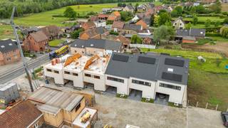 <p>Voor meer info of een bezoek, bel 053 59 49 34!</p><p><strong>LANCERINGSACTIE ! koop nu en geniet van een extra GRATIS staanplaats per woning! </strong></p><p>Ontdek dit stijlvolle nieuwbouwproject in het rustige en groene Galmaarden (Pajottegem), bestaande uit 7 BEN-woningen waarvan reeds 2 verkocht zijn. Deze moderne woningen combineren hoogwaardige afwerking met oog voor detail en optimaal wooncomfort.</p><p>De loten 1, 2, 3 en 7 kunnen nog volledig afgewerkt worden volgens uw eigen smaak en budget. Lot 7 komt bovendien in aanmerking voor aankoop aan 6% btw (onder voorwaarden).</p><p>Elke woning is energiezuinig uitgerust met een lucht-waterwarmtepomp, zonnepanelen, vloerverwarming én verkoeling, een regenwaterput en een voorbereid aansluitpunt voor een laadpaal in de carport. Binnenin geniet u van een lichtrijke leefruimte, 3 ruime slaapkamers en een stijlvolle badkamer met zowel ligbad als douche. Via de vaste trap bereikt u de zolderverdieping, die perfect kan ingericht worden als extra slaapkamers, hobbyruimte of polyvalente ruimte.</p><p>Buiten geniet u van een aangename zuidgerichte tuin waar rust centraal staat.</p>