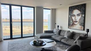 Weidse zichten op de Schelde, zowel vanuit uw leefruimte als uw eettafel én uw keuken, dankzij de gevel van bijna 12 meter.Recent opgeleverd met...