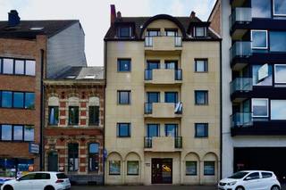 Leuk appartement met groot overdekt terras en uitstekende ligging – ideaal als investering of eigen woonst.
Dit gebouw heeft een knappe architectonische gevel en is gelegen aan het station, op een steenworp van het winkelcentrum: Krügerpark. Een unieke kans voor wie op zoek is naar een goede investering of een betaalbare, centraal gelegen woonst die nog naar eigen smaak ingericht kan worden.
Het appartement biedt een ruime leefruimte met twee grote glaspartijen die zorgen voor veel natuurlijk licht. De open keuken maakt het geheel tot een aangename en open leefomgeving. Er is een apart gastentoilet voorzien en aansluitend vindt u een grote slaapkamer met daarnaast een aparte ruimte die perfect dienst kan doen als bureau, dressing of multi functionele (bergings-)ruimte.
Het appartement beschikt over een uitzonderlijk groot, zonnig én deels overdekt terras aan de rustige achterzijde van het gebouw – een echte meerwaarde in de stad. Kortom, een appartement met tal van troeven.
Het gebouw heeft een opvallende en stijlvolle gevel en is uitgerust met een lift. Op het gelijkvloers is er een privatieve bergruimte inbegrepen. Dankzij de ligging vlak bij het station, openbaar vervoer, het Krügerpark en scholen zijn alle voorzieningen binnen handbereik.
Dit appartement combineert een uitstekende ligging met veel potentieel. Ontdek de mogelijkheden en plan snel een bezoek in op het nummer 09 336 16 15 of mail naar info@vastgoedunicum.be