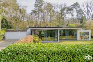 Residentieel gelegen modernistische laagbouwvilla met o.a. ruime leefruimte, ingerichte leefkeuken, 4 slaapkamers, 2 badkamers, bergruimte en...