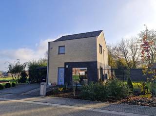 Deze moderne woning uit 2016 in Wommersom biedt alles wat u zoekt: rust, groen en hedendaags wooncomfort op een mooi perceel van 5a 88ca...