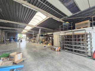 Ben je op zoek naar de ideale opslag of werkplaats? Zoek niet verder! Deze loods van maar liefst 1000 m² te Gentse Steenweg 535, 9420 Erpe-Mere heeft wat je zoekt. Naast de opslag of werkplaats zijn er ook nog twee kantoorruimtes inbegrepen in de huurprijs. Perfect om administratie en werk te combineren. <br /><br />Indeling hoofdgebouw:<br />- Inkomhal<br />- 2 kantoorruimtes met airco en één met kitchenette<br />- Gezamenlijke toiletten<br /><br />De opslag of werkplaats heeft een bruikbare oppervlakte van 1000 m² met achteraan het pand nog extra opslagplaats. Er is een spuitcabine aanwezig die eventueel ook als opslag kan dienen. Er is een ruime parking voor de loods voorzien. <br /><br />Het pand heeft een zeer goede ligging op de N9 in Erpe-Mere. Qua visibiliteit is deze ligging uitstekend en ook qua bereikbaarheid. Zowel de op-en afritten van de E40 in Erpe-Mere en Wetteren zijn slechts op enkele minuten gelegen van het pand. Dit zorgt ervoor dat ook grote bedrijven de ideale uitvalsbasis hebben voor vertrekkende en aankomende leveringen. <br /><br />Mis deze kans niet en vraag vandaag nog uw bezoek aan!<br /><br />Bij Albert kom je thuis