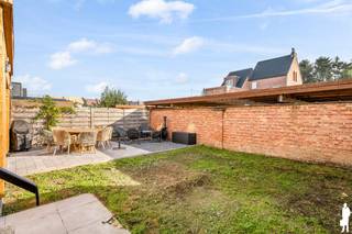 <span>Gerenoveerde woning en mogelijk handelsgelijkvloers met 4 slk en tuin in het centrum van Kessel. <br /><br />Algemeen:<br />- Woning gerenoveerd in 2022<br />- Goed gelegen in het centrum van Kessel<br />- Mooie, rustige tuin met terras<br />- Eventuele handelsruimte/kantoorruimte op het gelijkvloers<br />- Duplex op de eerste en tweede verdieping<br />- Inpandige garage<br />- Ruime kelder<br />- Vloerverwarming in de duplex<br />- EPC B<br />- Elektriciteit gekeurd en conform<br />- Asbestveilig<br /><br />Indeling:<br />Gelijkvloers:<br />Op het gelijkvloers is een mogelijk handelspand/kantoorruimte gelegen met achteraan een eventuele keuken. Het gelijkvloers beschikt over grote raampartijen naar de straatkant toe en een eventuele aparte ingang. Verder is er nog een apart toilet, inpandige garage en een overdekte/afgesloten inkom. <br />Achteraan het perceel is nog een grote tuin met terras, dewelke ook toegankelijk is via een trap vanuit de eerste verdieping. <br /><br />1e verdieping:<br />Op de eerste verdieping is de duplex gelegen. Hier bevindt zich de leefruimte op parket met open keuken. De keuken is volledig geïnstalleerd. Achteraan bevindt zich nog een slaapkamer/bureau en een badkamer met ligbad en dubbele lavabo en een terras (met toegang tot tuin). <br /><br />2e verdieping: <br />Op de tweede verdieping zijn 3 grote slaapkamers gelegen, een apart toilet alsook de tweede badkamer met douche, en dubbele lavabo. <br /><br />Verder is er nog een kelder aanwezig. De woning biedt tal van mogelijkheden zoals het combineren van wonen en kantoor/handelszaak op het gelijkvloers, dit in het centrum van Kessel.<br /></span>