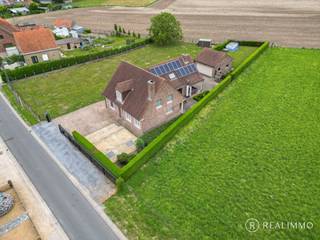 <strong>Ligging:</strong><br />Deze alleenstaande villa is rustig gelegen in Sint-Eloois-Vijve, op slechts 5 minuten van het centrum van Waregem en vlakbij de belangrijkste invalswegen. De woning bevindt zich op een perceel van 911m², omringd door groen, en beschikt over een bewoonbare oppervlakte van 276m². Dankzij de ruime indeling, de aanwezigheid van een slaapkamer of bureau op het gelijkvloers en de vele bergruimtes is dit een woning met heel wat mogelijkheden.<br /><br /><strong><u>Indeling:</u></strong><br />Via de inkomhal kom je terecht in de ruime leefruimte met eetplaats en gezellige houthaard. Aansluitend bevindt zich de zeer ruime, geïnstalleerde keuken waar voldoende plaats is voor een ontbijthoek. Verder beschikt het gelijkvloers over een praktische wasberging, een ruime droge kelder, twee badkamers, een apart gastentoilet en een extra kamer die perfect kan dienen als slaapkamer, bureau of praktijkruimte.<br /><br />Vanuit zowel de leefruimte als de keuken is er rechtstreeks toegang tot het zuidgerichte terras. Op de verdieping bevinden zich drie ruime slaapkamers, een verder af te werken badkamer & dressing, en een polyvalente ruimte die naar eigen wens kan worden ingericht.<br /><br />Achteraan het perceel bevindt zich een vrijstaande garage van 40m² met een zolderverdieping, ideaal als garage, opslag- of hobbyruimte. Verder hebben we een ruime tuin, volledig omringd door groen en met veel privacy.<br /><br /><u><strong>Technisch:</strong></u><br />De elektrische installatie werd recent conform gekeurd. De woning beschikt over een EPC C, waardoor er geen renovatieverplichting van toepassing is. Verder is de woning ook uitgerust met centrale verwarming op mazout, rolluiken, deels elektrisch, en een regenwaterput van 10.000 liter met recent vernieuwde pomp.<br /><br /><u><strong>Grootste troeven:</strong></u>
<ul>
<li>Rustige ligging nabij Waregem</li>
<li>276m² bewoonbare oppervlakte</li>
<li>4 slaapkamers of bureau op het gelijkvloers</li>
<li>Vrijstaande garage van 40m²</li>
<li>EPC C (12 zonnepanelen en 2 thuisbatterijen)</li>
<li>Asbestveilig</li>
</ul>
<u><strong>Contact</strong></u><br />Meer info of een bezoek ter plaatse? Contacteer Cedrik op 0472 66 56 64 of via cedrik@real-immo.be.