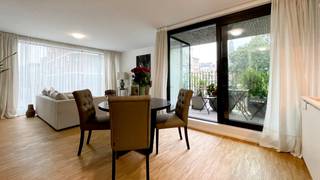 <p>Cet appartement d’environ 63 m² est situé au premier étage de la petite résidence neuve Hof van Leysen, un projet d’angle architectural raffiné conçu par M2 Architecten. La résidence doit son nom à son emplacement unique, à proximité du parc éponyme, qui traverse ce quartier résidentiel élégant comme une artère verte et offre une sensation exceptionnelle de calme et d’espace.</p>
<p>L’appartement se trouve dans la très recherchée Markgravelei, en plein cœur du quartier Markgrave. L’emplacement est particulièrement pratique : à deux pas de la Jan Van Rijswijcklaan, avec un accès direct au Ring et au Singel, et à distance de marche du centre-ville. À proximité immédiate, vous trouverez de nombreux cafés et restaurants conviviaux tels que Domestic, Bunch, The Finch, Cèpes et Café Kamiel, bientôt rejoints par Cobra House.</p>
<p>Conçu par M2 Architecten, l’appartement bénéficie de finitions haut de gamme. Le séjour avec cuisine ouverte dispose d’un parquet continu et donne un accès direct à la terrasse orientée sud-est, d’où vous pourrez profiter en toute tranquillité de la vue sur le parc Hof van Leysen.</p>
<p>La cuisine moderne, blanche et sans poignées, est entièrement équipée avec des appareils encastrés de qualité, comprenant une plaque de cuisson, un lave-vaisselle, un réfrigérateur avec compartiment congélateur et un four combiné. La chambre dispose de placards encastrés et est attenante à la salle de bain, aménagée avec une douche, un lavabo et des toilettes.</p>
<p>De plus, un espace de rangement séparé avec branchement pour machine à laver est prévu. L’appartement est prêt à emménager et extrêmement économe en énergie, avec notamment un chauffage au sol continu. Une cave privative est incluse dans le prix et un local à vélos commun est disponible.</p>