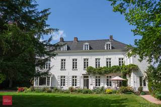 Inkomhal, ruime zomerliving, winterliving, afzonderlijke eetplaats, 2 keukens, 6 slaapkamers, bureel, hobbykamer, 2 badkamers, verschillende...