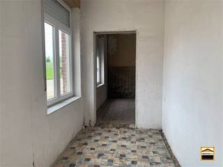 Rustig gelegen te renoveren woning waarvan de voorbereidende werkenreeds voltooid zijn. Ook leuk als B&B !! In het landelijke Vechmaal, doch centraal...