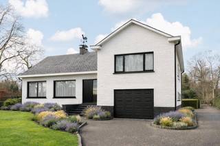 <p>Bent u op zoek naar een te renoveren woning of bouwgrond met tal van mogelijkheden, gelegen op een groot perceel en met een vlotte bereikbaarheid? Dan is dit eigendom beslist een bezoekje waard. De woning is steeds goed onderhouden en biedt royale volumes, 4 slaapkamers en een aangename tuin met prachtig uitzicht. Houd er rekening mee dat de woning dient gerenoveerd te worden en onder de <strong>renovatieplicht</strong> valt: binnen de 6 jaar na aankoop dient zij energetisch gerenoveerd te worden tot minstens een <strong>EPC-score D</strong>. Een ideale opportuniteit voor wie wil wonen in een groene omgeving met alle rust en privacy.</p>
<p><strong>GELIJKVLOERS</strong><br />U betreedt de woning via een ruime inkomhal van 10 m² op tegel. Ook via een achteringang van 5 m² heeft u bijkomende toegang.<br />De woonkamer van 42 m² op tegel is uitgerust met een pelletkachel.<br />Aansluitend bevindt zich een veranda van 23 m² op tegel waar u kan genieten van een wijds uitzicht.<br />De keuken van 20 m² is volledig uitgerust met inductieplaat, koelkast, vaatwasser, microgolfoven, heteluchtoven, dampkap, dubbele spoelbak en een praktische koffiecorner.<br />Verder vindt u op het gelijkvloers een wasplaats met douchekamer van 16 m², een bureel van 9 m² en een garage van 32 m² met automatische toegangspoort.</p>
<p><strong>TUIN EN BUITENRUIMTE</strong><br />De woning beschikt over een <strong>uitzonderlijk grote</strong> tuin met vijver, ideaal om in alle rust te genieten van het buitenleven.<br />Daarnaast is er een duivenhok met een oppervlakte van 40 m², dat ook andere invullingen kan krijgen.</p>
<p><strong>KELDER / KRUIPRUIMTE</strong><br />Praktische kelder- en kruipruimte van 17 m² op tegel, ingericht als bergkelder en technische ruimte.</p>
<p><strong>1STE VERDIEPING</strong><br />Op de eerste verdieping bevindt zich een overloop van 7 m² die toegang geeft tot drie volwaardige slaapkamers van respectievelijk 15 m², 16 m² en 13 m², allen afgewerkt met vinyl.<br />De badkamer van 8 m² is voorzien van een ligbad, enkele lavabo en toilet.</p>
<p><strong>2DE VERDIEPING</strong><br />De tweede verdieping omvat een overloop van 5 m² op vast tapijt, een vierde slaapkamer van 24 m², een berging van 8 m² en een extra zolderruimte van 20 m². Deze verdieping biedt bijkomend uitbreidingspotentieel.</p>
<p><strong>BIJZONDERHEDEN</strong><br />CV op mazout met ondergrondse stookolietank, thermostatische kranen, geboorde waterput (90 m diep), regenwaterput met inhoud 2.000 liter), automatische toegangspoort, dubbele beglazing, rolluiken, videofoon.</p>
<p><strong>POSTIEVE PUNTEN<br /></strong>Weids uitzicht<br />Veel parkeergelegenheid<br />Nabij invalswegen en autosnelwegen<br />Vier slaapkamers en twee badkamers<br />Grote, functionele ruimtes met enorm potentieel</p>