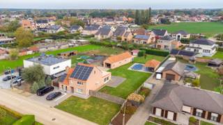 <p>Interesse in dit pand? Neem voor bijkomende informatie of het maken van een afspraak rechtstreeks contact op met Noor Helsen via <strong>+32 471 90 18 10</strong> of <strong>noor.helsen@copandi.be</strong>.</p><p>Download ook zeker alle documenten en inplantingsplannen via onze website www.copandi.be<br />In een rustige en aangename woonomgeving in Meerhout vinden we deze prima onderhouden gezinswoning, gelegen op een ruim perceel van maar liefst 2.025 m².</p><p>De woning biedt heel wat mogelijkheden dankzij de ruime leefruimtes, drie slaapkamers, een uitbreidbare zolderverdieping en een prachtige tuin. Een absolute troef is de aansluitende handelsruimte met afzonderlijke ingang, ideaal voor wie wonen en werken wil combineren of een vrij beroep aan huis wil uitoefenen.</p><p><strong>Indeling</strong><br />Via de inkomhal komen we terecht in een ruime en lichtrijke woonkamer, die gezellig is ingedeeld in een zithoek en eetplaats. Aansluitend bevindt zich de volledig ingerichte keuken, waar u geniet van een rustgevend uitzicht op de tuin. Naast de keuken is er nog een handige, koele berging.</p><p>Verder beschikt het gelijkvloers over een praktische wasplaats, uitgerust met een extra lavabo, douche en toilet.<br />Een grote meerwaarde is de handelsruimte met aparte inkom, momenteel ideaal ingericht om klanten of bezoekers afzonderlijk te ontvangen, zonder de privacy van de woning te verstoren. Deze ruimte biedt tal van mogelijkheden voor een zelfstandige activiteit of vrij beroep aan huis.</p><p>Op de eerste verdieping bevinden zich drie slaapkamers en een aparte badkamer, voorzien van een douche, lavabo en toilet.<br />Via een vaste trap bereiken we de zolderverdieping. Deze biedt nog heel wat extra mogelijkheden en kan bijvoorbeeld ingericht worden als vierde slaapkamer, hobbyruimte of bijkomende opbergruimte.</p><p><strong>Buitenruimte</strong><br />Ook buiten heeft deze woning heel wat te bieden! De ruime tuin is noordoostelijk georiënteerd en vormt een heerlijke plek om in alle rust van het buitenleven te genieten. Het aangename terras, het zwembad en de groene omgeving maken het plaatje compleet.<br />Daarnaast beschikt het perceel over een ruime garage van circa 50 m², een extra berging van circa 13 m² en een tuinhuis. Ideaal voor wie nood heeft aan bijkomende opslag-, hobby- of werkruimte.</p><p>Bodemattest en stedenbouwkundige inlichtingen zijn momenteel in aanvraag.</p><p>✅ Bouwjaar 1956<br />✅ Prachtig perceel van 2.025 m²<br />✅ Handelsruimte met afzonderlijke inkom<br />✅ Verwarming op stookolie - 2 airco's - zonnepanelen<br />✅ EPC: 373 kWh/m²/jaar </p>