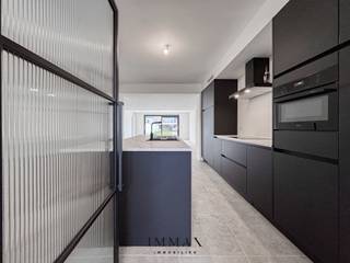 ** OPEN HOUSE: ZATERDAG 9/05 VAN 14U - 16U **<br /><br />Ontdek deze prachtige, instapklare woning die in 2024 volledig werd gerenoveerd met duurzame en kwaliteitsvolle materialen. <br />Gelegen op een toplocatie in Assebroek, op wandelafstand van winkels, scholen en openbaar vervoer, combineert deze woning comfort, stijl en energiezuinig wonen.<br /><br />De woning omvat volgende indeling: <br />Gelijkvloers: ruime inkomhal met gastentoilet – multifunctionele ruimte die kan dienen als wasplaats, bureau en/of (fietsen)berging – open keuken met kookeiland, uitgerust met alle hedendaagse toestellen en bereikbaar via een stijlvolle stalen deur – lichtrijke leef- en eetruimte met zicht op de tuin – zuidgerichte tuin met twee terrassen en tuinhuis.<br />1ste verdiep: nachthal met toilet - badkamer voorzien van een ligbad, inloopdouche, dubbele lavabo en diverse ingebouwde kasten - 2 ruime slaapkamers. <br />2de verdiep: 3de royale slaapkamer — perfect als master bedroom, hobbyruimte of thuiswerkplek.<br /><br />Voor verdere informatie of vrijblijvend bezoek contacteer Céline op 0476/60 60 23 of mail naar celine@immax.be